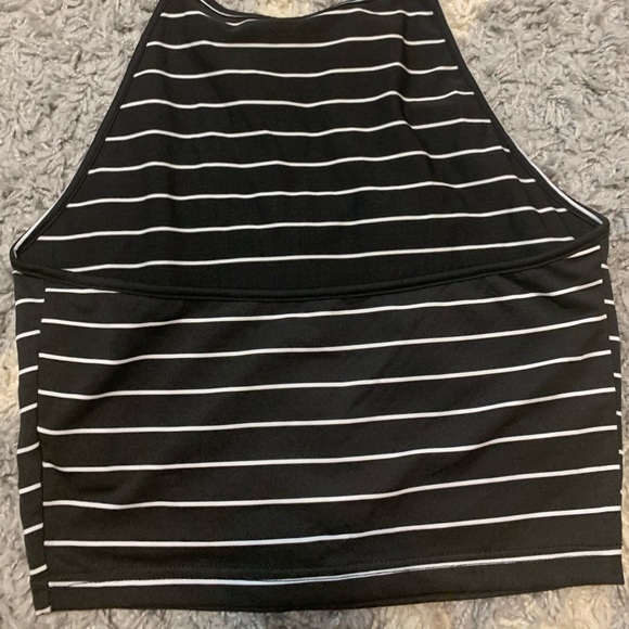 Cute black and white striped halter crop top - Picture 2 of 2